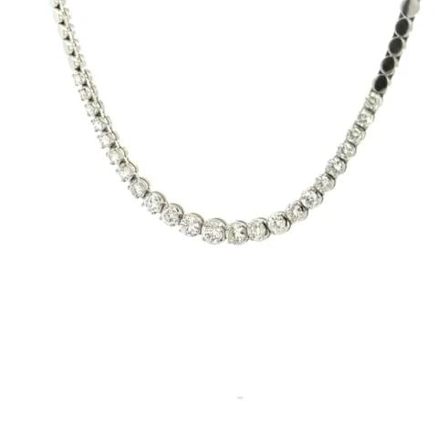 ELEGANT 3CT DIAMOND 18K WHITE GOLD GRADUATED CENTER NECKLACE: ELEGANT 3CT DIAMOND 18K WHITE GOLD GRADUATED CENTER NECKLACE ELEGANT 3CT DIAMOND 18K WHITE GOLD GRADUATED CENTER NECKLACE This is a gorgeous centerpiece necklace, it is crafted from 18k white gold fea