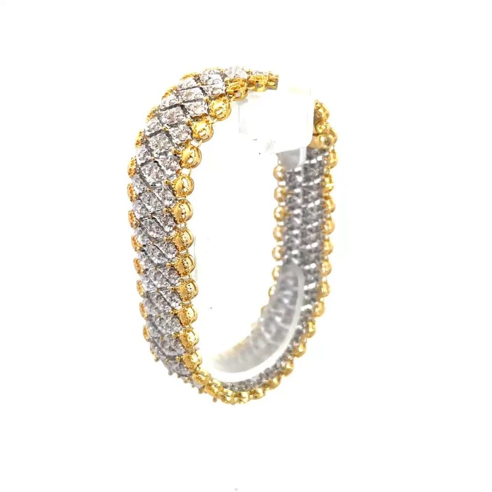 DIAMOND GOLD BRACELET 18K TWO TONE SOFT FLEX LINK STYLE: DIAMOND GOLD BRACELET 18K TWO TONE SOFT FLEX LINK STYLE DIAMOND GOLD BRACELET 18K TWO TONE SOFT FLEX LINK STYLE This lovely diamond gold bracelet is a fine piece of jewelry, it features an 18k yellow 
