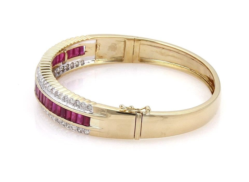 RUBY DIAMOND GOLD BRACELET 4.80CT 14K TWO TONE SCALLOP EDGE BANGLE: RUBY DIAMOND GOLD BRACELET 4.80CT 14K TWO TONE SCALLOP EDGE BANGLE RUBY DIAMOND GOLD BRACELET 4.80CT 14K TWO TONE SCALLOP EDGE BANGLE This is a stunning bracelet; it features a beautiful oval-shaped 1