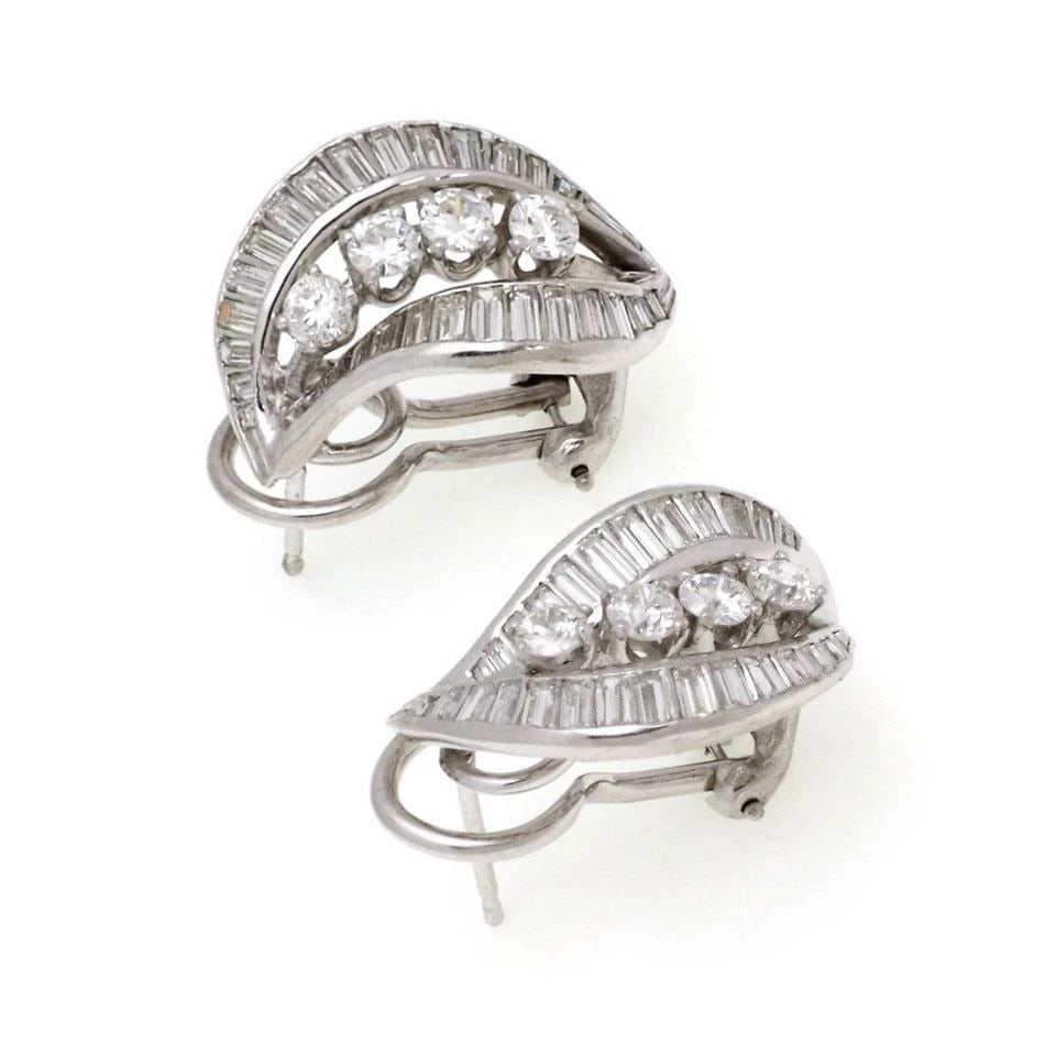 DIAMOND EARRINGS 14K WHITE GOLD LEAF DESIGN: DIAMOND EARRINGS 14K WHITE GOLD LEAF DESIGN DIAMOND EARRINGS 14K WHITE GOLD LEAF DESIGN These Diamond Earrings are crafted with 14k White Gold and feature a leaf design that exudes elegance and sophis