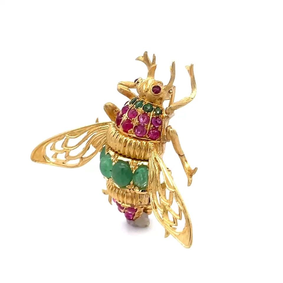 GOLD 18K & GEMSTONE BEE BROOCH YELLOW CABOCHON LARGE: GOLD 18K & GEMSTONE BEE BROOCH YELLOW CABOCHON LARGE GOLD 18K & GEMSTONE BEE BROOCH YELLOW CABOCHON LARGE This is a large bee brooch; it is crafted from 18k yellow gold featuring a six legs bug with o
