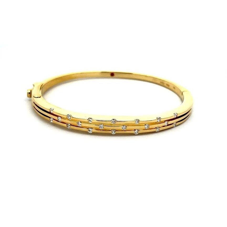 ROBERTO COIN BRACELET 18K DIAMOND ESTATE YELLOW GOLD 3 ROWS: ROBERTO COIN BRACELET 18K DIAMOND ESTATE YELLOW GOLD 3 ROWS ROBERTO COIN BRACELET 18K DIAMOND ESTATE YELLOW GOLD 3 ROWS This beautiful vintage Roberto Coin diamond bangle with double split front and 3