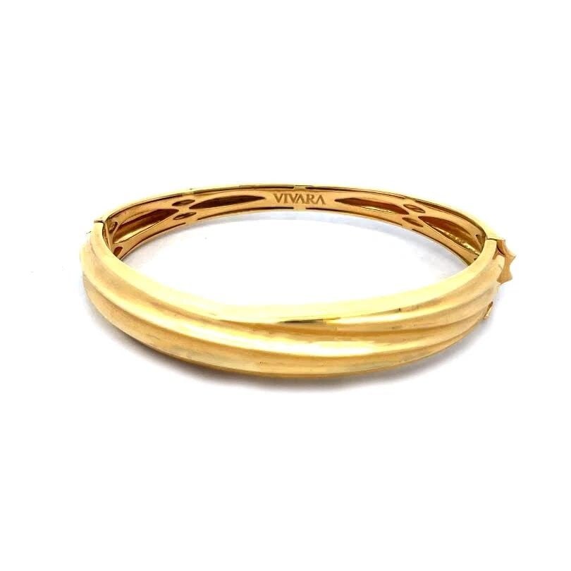 VIVARA 18K GOLD BANGLE OVAL HINGED BAND RIDGE STYLE BRAZIL: VIVARA 18K GOLD BANGLE OVAL HINGED BAND RIDGE STYLE BRAZIL VIVARA 18K GOLD BANGLE OVAL HINGED BAND RIDGE STYLE BRAZIL Authentic and elegant by Vivara, this bracelet is crafted from 18k yellow gold fea