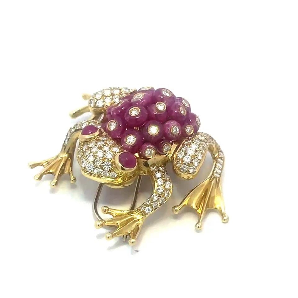 RUBY GOLD FROG BROOCH DIAMOND 18K YELLOW 3D CABOCHON PAVE SET STYLE: RUBY GOLD FROG BROOCH DIAMOND 18K YELLOW 3D CABOCHON PAVE SET STYLE The Ruby Gold Frog Brooch is a stunning piece of fine jewelry featuring yellow gold metal construction with an 18k purity. The brooc
