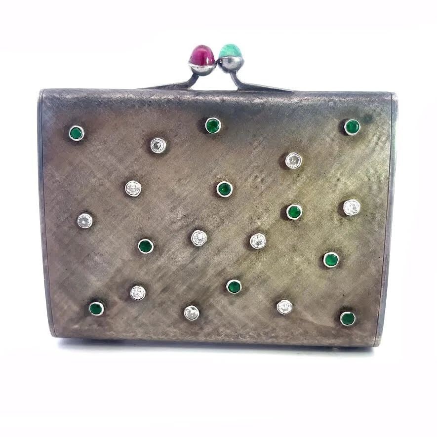 DIAMOND COMPACT MIRROR PURSE STERLING SILVER EMERALD & RUBY RARE W/CASE VINTAGE: DIAMOND COMPACT MIRROR PURSE STERLING SILVER EMERALD & RUBY RARE W/CASE VINTAGE DIAMOND COMPACT MIRROR PURSE STERLING SILVER EMERALD & RUBY RARE W/CASE VINTAGE This rare antique sterling silver compac