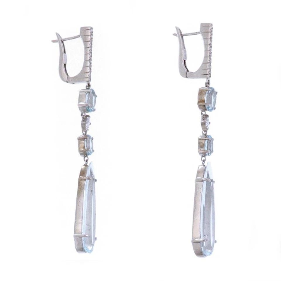 EARRINGS DIAMOND & BLUE GEMSTONES 18K WHITE GOLD DANGLE EARRINGS ESTATE: EARRINGS DIAMOND & BLUE GEMSTONES 18K WHITE GOLD DANGLE EARRINGS ESTATE EARRINGS DIAMOND & BLUE GEMSTONES 18K WHITE GOLD DANGLE EARRINGS ESTATE These elegant dangle earrings feature a white gold setti