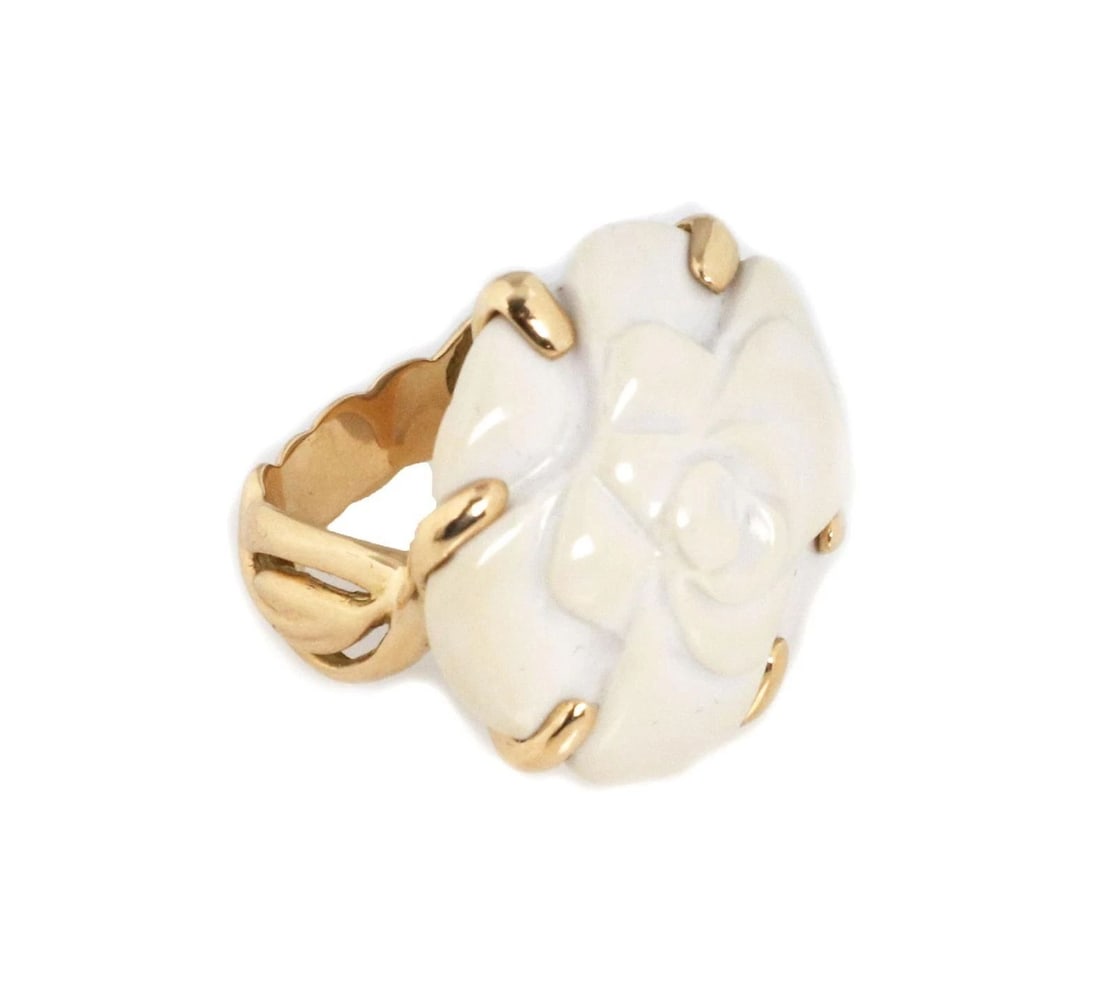 CHANEL CAMELLIA CARVED WHITE AGATE FLOWER 18K YELLOW GOLD RING SIZE 4.75 (1 of 2)