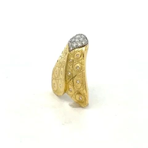 MOTH PIN DIAMOND PLATINUM 18K YELLOW GOLD BY PEDRO BOREGAARD: MOTH PIN DIAMOND PLATINUM 18K YELLOW GOLD BY PEDRO BOREGAARD MOTH PIN DIAMOND PLATINUM 18K YELLOW GOLD BY PEDRO BOREGAARD This beautiful authentic pin is by Pedro Boregaard from his Moth Collection. I
