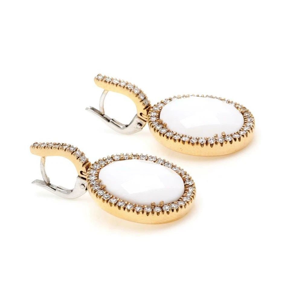 DIAMOND WHITE STONE EARRINGS 18K ROSE GOLD OVAL DANGLE: DIAMOND WHITE STONE EARRINGS 18K ROSE GOLD OVAL DANGLE DIAMOND WHITE STONE EARRINGS 18K ROSE GOLD OVAL DANGLE These Diamond White Stone Earrings are crafted with 18k Rose Gold and feature an elegant o