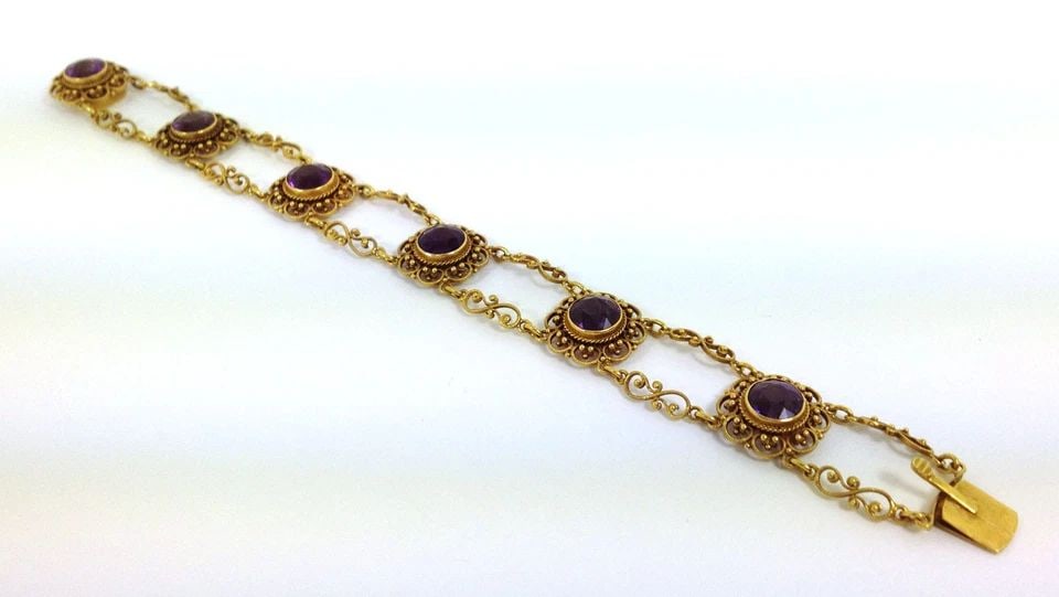 VICTORIAN 20K GOLD GEM BRACELET: VICTORIAN 20K GOLD GEM BRACELET VICTORIAN 20K GOLD GEM BRACELET This Victorian 20k Gold gem bracelet features a stunning purple gemstone set in yellow gold. The vintage piece has a chain style and is 