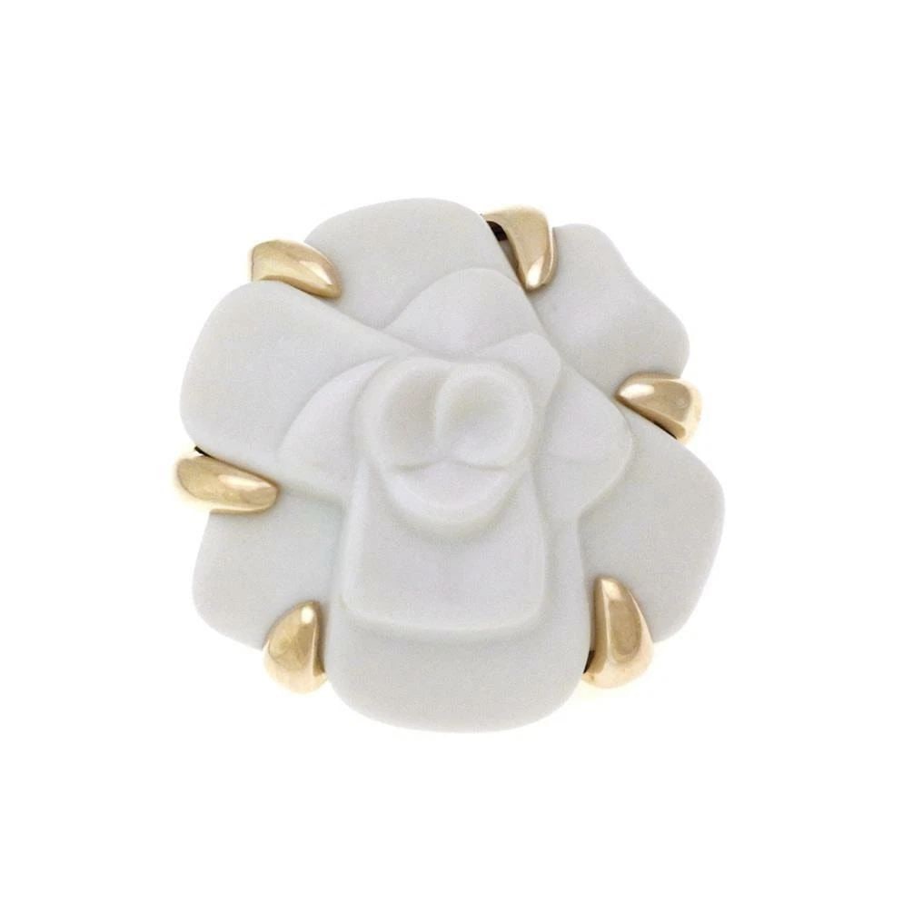 CHANEL PENDANT CAMELLIA 18K YELLOW GOLD WHITE FLOWER: CHANEL PENDANT CAMELLIA 18K YELLOW GOLD WHITE FLOWER The Chanel Pendant Camellia is a stunning piece made of 18k yellow gold with a white flower design. The pendant is set with a prong style and is si