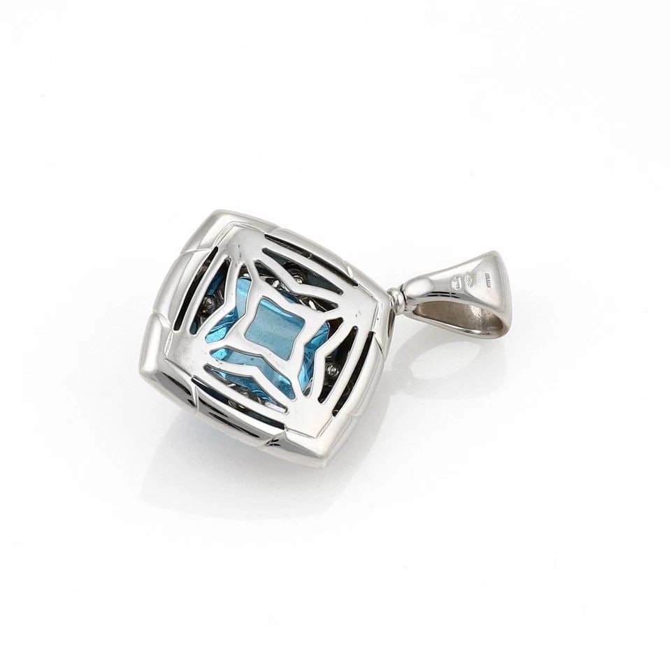 BVLGARI BULGARI PENDANT PYRAMID BLUE GEMSTONE 18K WHITE GOLD FLORAL: BVLGARI BULGARI PENDANT PYRAMID BLUE GEMSTONE 18K WHITE GOLD FLORAL BVLGARI BULGARI PENDANT PYRAMID BLUE GEMSTONE 18K WHITE GOLD FLORAL The Bvlgari Bulgari Pendant Pyramid in Blue Gemstone is a luxuri