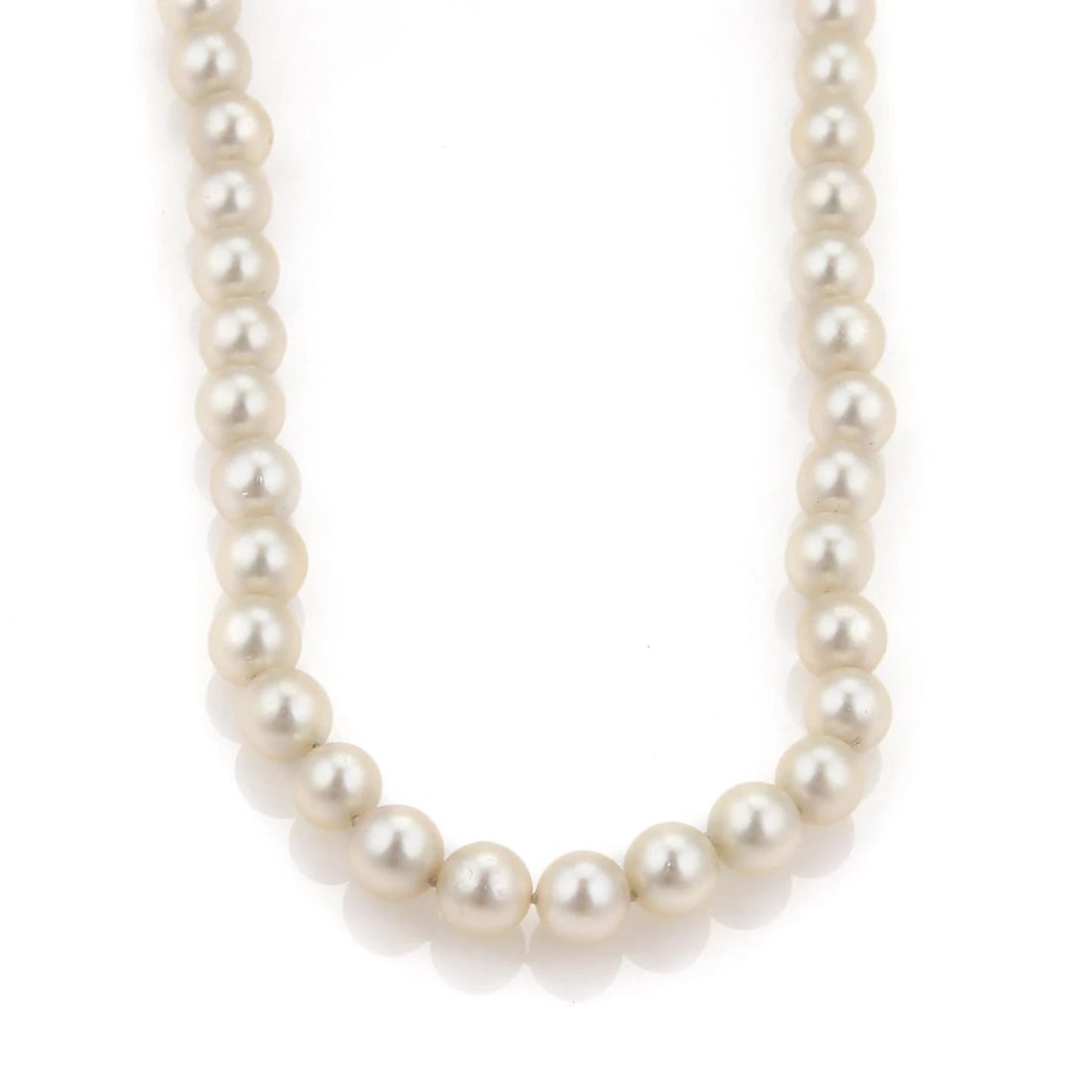 PEARL NECKLACE 30" LONG SINGLE STRAND VINTAGE: PEARL NECKLACE 30" LONG SINGLE STRAND VINTAGE PEARL NECKLACE 30" LONG SINGLE STRAND VINTAGE This vintage pearl necklace features a single strand of creamy pearls that are 30" in length. The elegant de