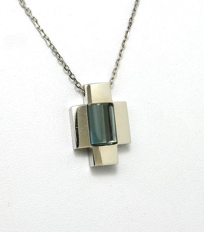 GUCCI TOPAZ GOLD PENDANT 18K WHITE CROSS W/CHAIN: GUCCI TOPAZ GOLD PENDANT 18K WHITE CROSS W/CHAIN Gucci 2.50ct Blue Topaz 18k White Gold Fancy Cross Pendant Necklace Description This is an authentic blue topaz Cross pendant with chain from Gucci. Th