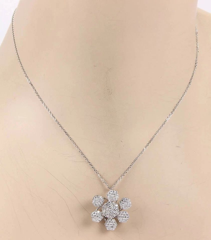 DIAMOND GOLD NECKLACE 18K WHITE FLOWER PENDANT W/CHAIN 14K ESTATE: DIAMOND GOLD NECKLACE 18K WHITE FLOWER PENDANT W/CHAIN 14K ESTATE DIAMOND GOLD NECKLACE 18K WHITE FLOWER PENDANT W/CHAIN 14K ESTATE This diamond necklace features an elegant 18K white gold flower pend