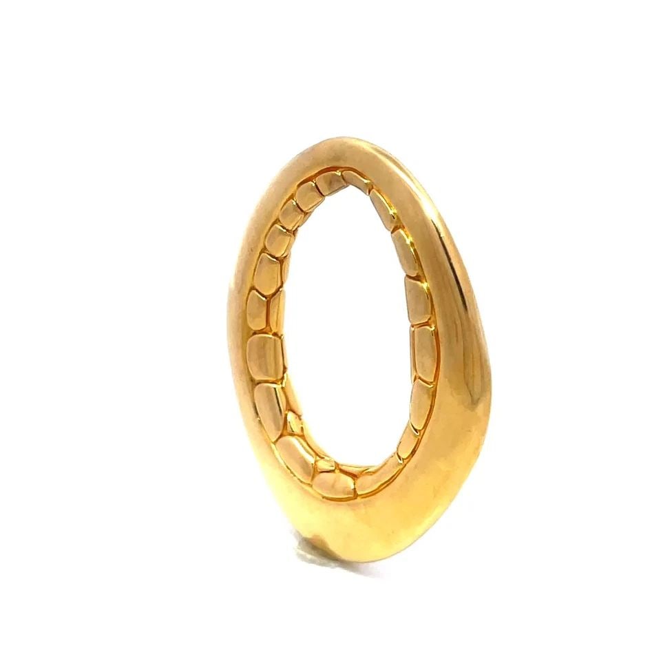 JOHN HARDY PEBBLE GOLD PENDANT 18K YELLOW OPEN STYLE: JOHN HARDY PEBBLE GOLD PENDANT 18K YELLOW OPEN STYLE JOHN HARDY PEBBLE GOLD PENDANT 18K YELLOW OPEN STYLE The John Hardy gold pendant is an elegant and stylish piece of fine jewelry. This oval-shaped 