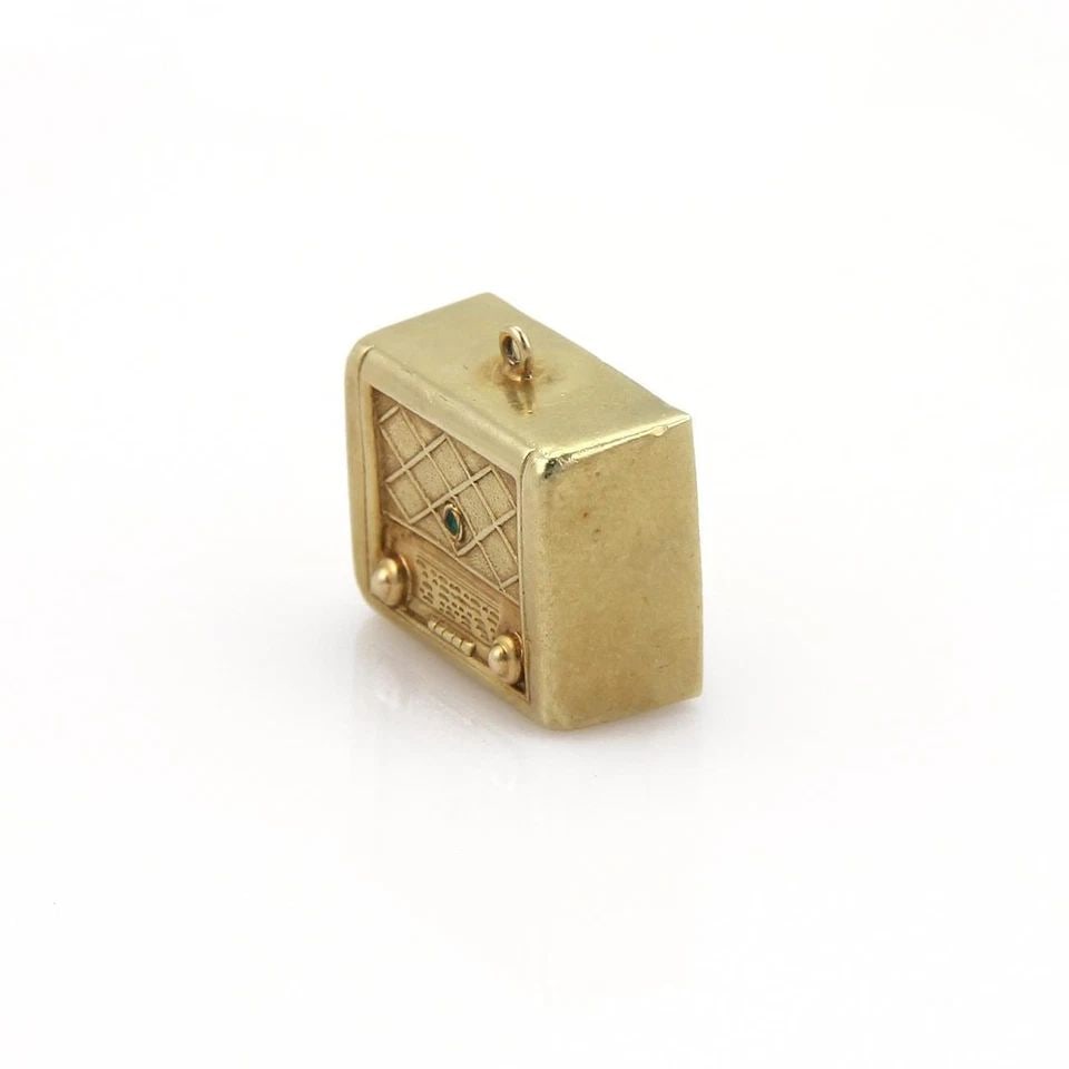 CHARM 14K YELLOW GOLD MUSIC BOX PENDANT VINTAGE: CHARM 14K YELLOW GOLD MUSIC BOX PENDANT VINTAGE The Charm 14k Yellow Gold Music Box Pendant Vintage is a traditional pendant charm made of 14k yellow gold. This pendant features a music theme, perfect