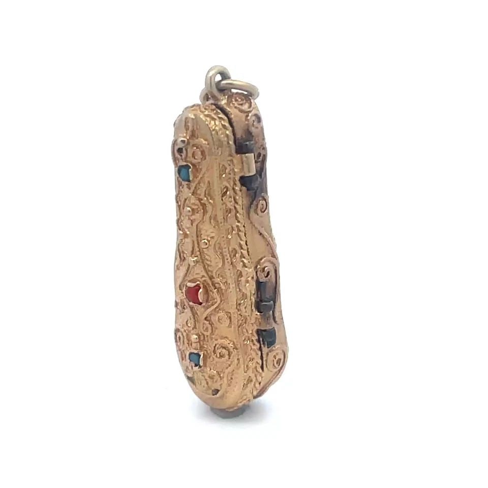 VIOLIN GOLD PENDANT VINTAGE 14K YELLOW 3D W/CASE: VIOLIN GOLD PENDANT VINTAGE 14K YELLOW 3D W/CASE VIOLIN GOLD PENDANT VINTAGE 14K YELLOW 3D W/CASE This is a lovely vintage pendant, a treasure crafted from 14k yellow gold which showcase a stunning 3D