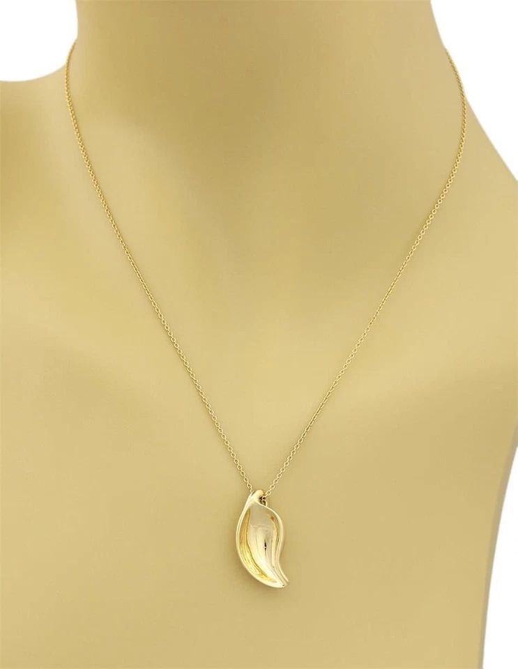 TIFFANY & CO. LEAF PENDANT PERETTI 18K YELLOW GOLD CURVED SHAPE W/CHAIN: TIFFANY & CO. LEAF PENDANT PERETTI 18K YELLOW GOLD CURVED SHAPE W/CHAIN TIFFANY & CO. LEAF PENDANT PERETTI 18K YELLOW GOLD CURVED SHAPE W/CHAIN Tiffany & Co. Peretti 18k Yellow Gold Curved Leaf Pendan