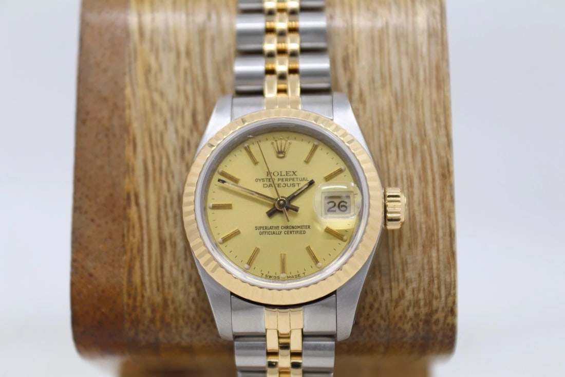 ROLEX DATEJUST TWO TONE 18K & STAINLESS 26MM CHAMPAGNE DIAL WATCH 69173: ROLEX DATEJUST TWO TONE 18K & STAINLESS 26MM CHAMPAGNE DIAL WATCH 69173 Description Rolex Datejust Two Tone 18K & Stainless 26mm Champagne Dial Watch 69173 The watch has been used previously. The watc