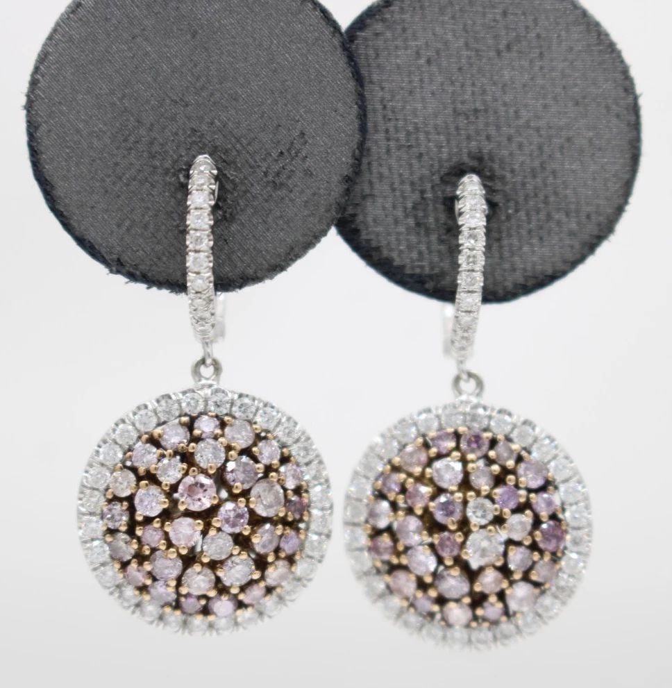 18K WHITE GOLD 2.82 TCW NATURAL PINK DIAMOND & WHITE DIAMOND DANGLE EARRINGS: 18K WHITE GOLD 2.82 TCW NATURAL PINK DIAMOND & WHITE DIAMOND DANGLE EARRINGS Description 18K White Gold 2.82 TCW Natural Pink Diamond & White Diamond Dangle Earrings Earrings are in good condition. Ma