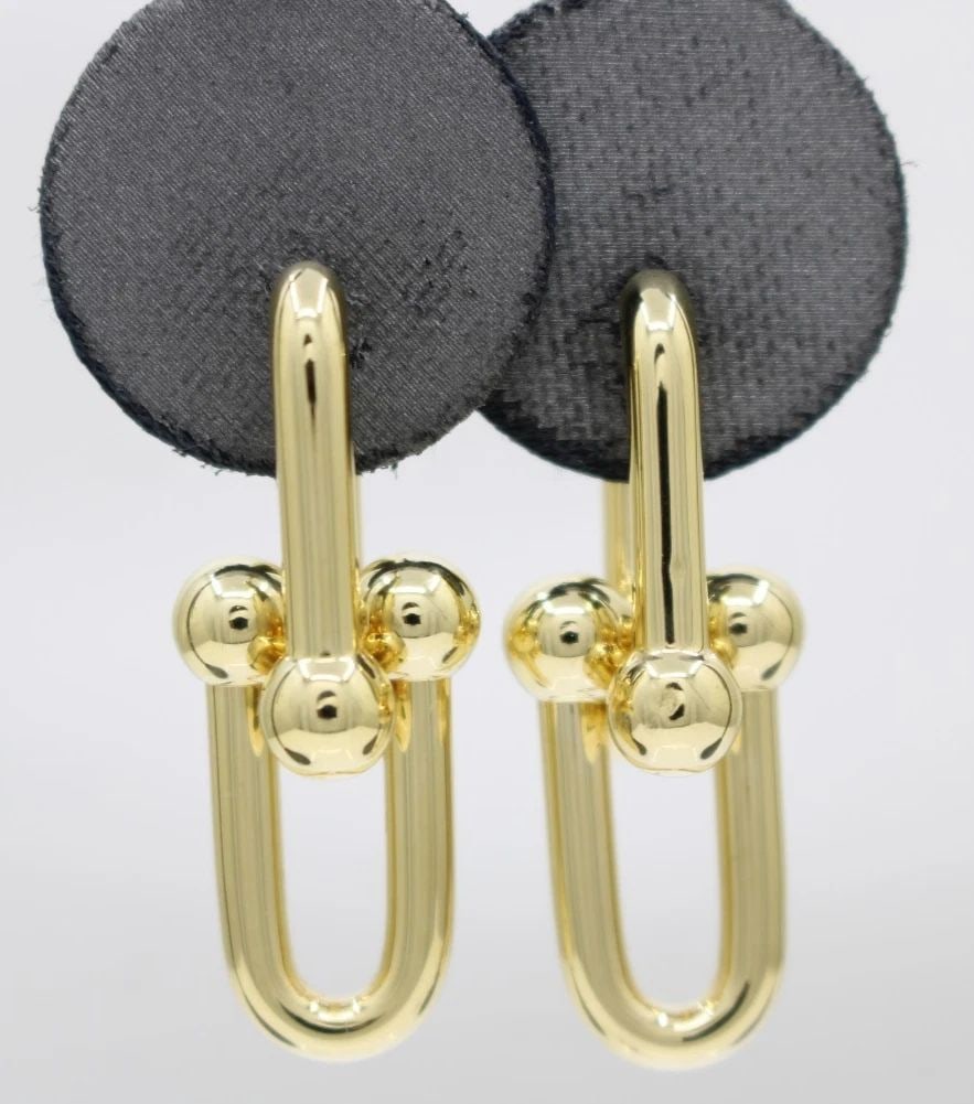 TIFFANY & CO. 18K YELLOW GOLD HARDWEAR LARGE LINK EARRINGS 1.4" W/ BOX & POUCH: TIFFANY & CO. 18K YELLOW GOLD HARDWEAR LARGE LINK EARRINGS 1.4" W/ BOX & POUCH Description Tiffany & Co. 18K Yellow Gold HardWear Large Link Earrings Tiffany HardWear is an expression of love’s tran