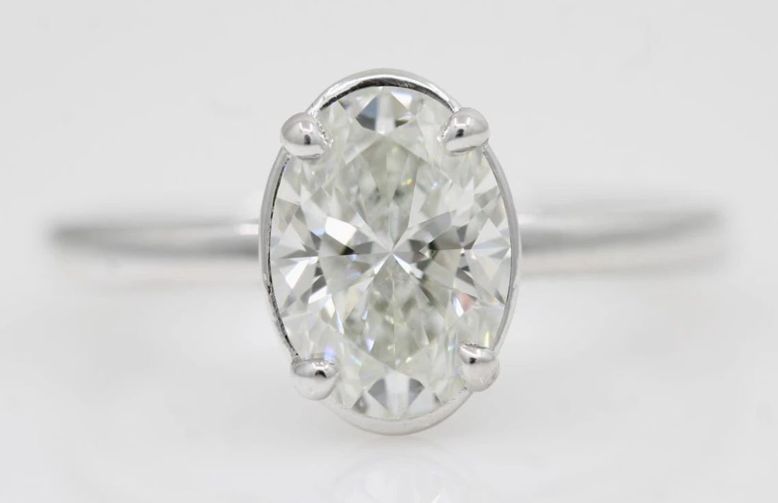 TACORI 18K WHITE GOLD IGI 2.12CT VS1 F LAB GROWN DIAMOND OVAL ENGAGEMENT RING: TACORI 18K WHITE GOLD IGI 2.12CT VS1 F LAB GROWN DIAMOND OVAL ENGAGEMENT RING Description Tacori 18K White Gold IGI 2.12ct VS1 F Lab Grown Diamond Oval Engagement Ring IGI Cert LG605367354 Ring is in 
