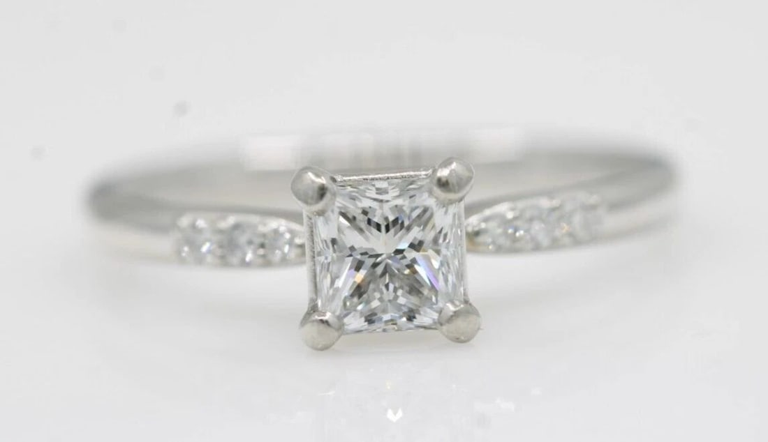 PLATINUM GIA VVS1 E 0.75 TCW NATURAL DIAMOND PRINCESS ENGAGEMENT RING SIZE 6.5: PLATINUM GIA VVS1 E 0.75 TCW NATURAL DIAMOND PRINCESS ENGAGEMENT RING SIZE 6.5 Description Platinum GIA VVS1 E 0.75 TCW Natural Diamond Princess Engagement Ring The ring is in great condition. May sho