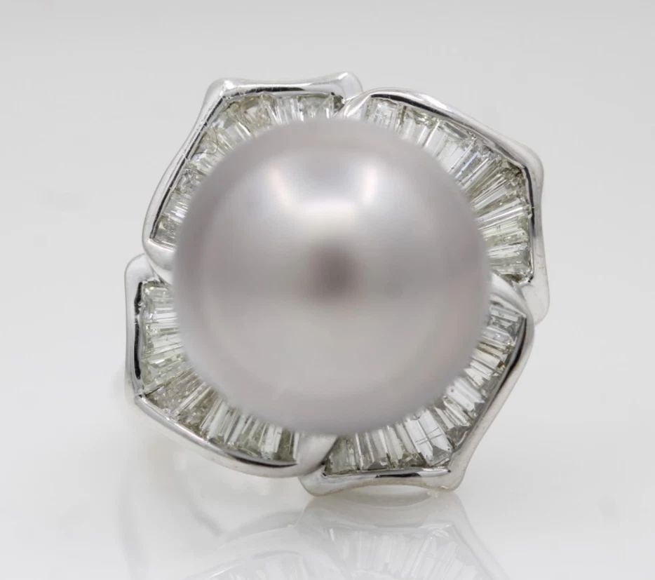 18K WHITE GOLD SOUTH SEA PEARL & BAGUETTE DIAMOND HALO COCKTAIL RING SZ 6 - 9.4G: 18K WHITE GOLD SOUTH SEA PEARL & BAGUETTE DIAMOND HALO COCKTAIL RING SZ 6 - 9.4G Description 18K White Gold South Sea Pearl & Baguette Diamond Halo Cocktail Ring Ring is in good condition. May show si