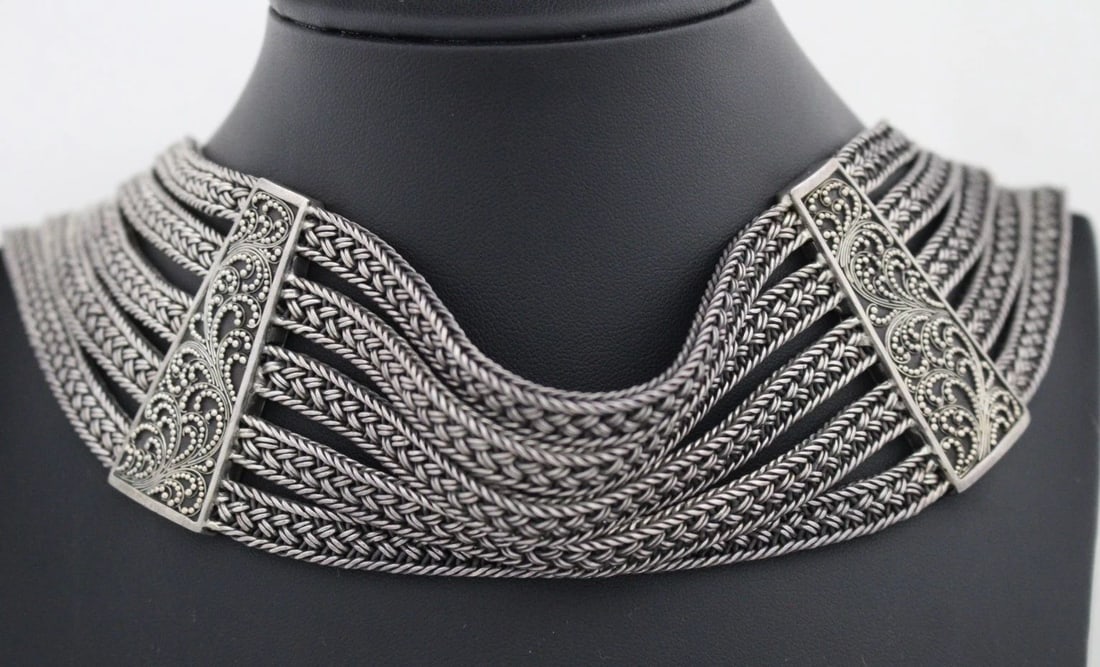 LOIS HILL STERLING SILVER TEXTILE 5 STRANDS WEAVE BELT 33" - 39" , 624.7 GRAMS: LOIS HILL STERLING SILVER TEXTILE 5 STRANDS WEAVE BELT 33" - 39" , 624.7 GRAMS Description Lois Hill Sterling Silver Textile 5 Strands Weave Belt Belt is in good condition. May show signs of wear and/