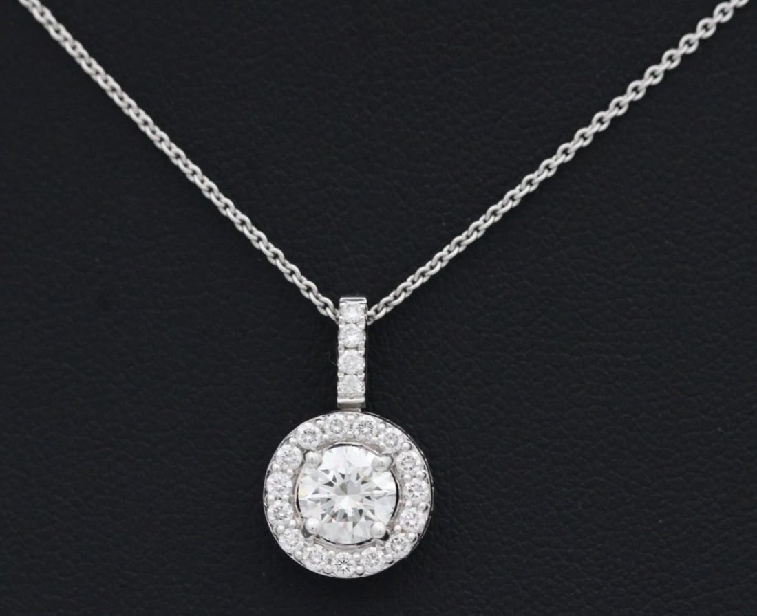 18K WHITE GOLD IGI VS 1.10 TCW ROUND DIAMOND HALO PENDANT W/ 18" NECKLACE: 18K WHITE GOLD IGI VS 1.10 TCW ROUND DIAMOND HALO PENDANT W/ 18" NECKLACE Description 18K White Gold IGI 1.10 TCW Round Diamond Halo Pendant W/ 18" Necklace Necklace/pendant is in good condition. May 