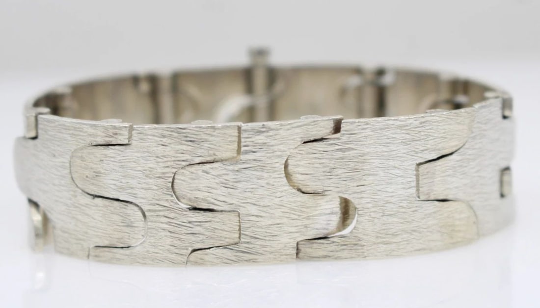 REY URBAN STERLING SILVER FAUSING DANISH MODERN BRACELET 7": REY URBAN STERLING SILVER FAUSING DANISH MODERN BRACELET 7" Description Rey Urban Sterling Silver Fausing Danish Modern Bracelet Bracelet is in good condition. May show signs of wear and/or tear. Appr