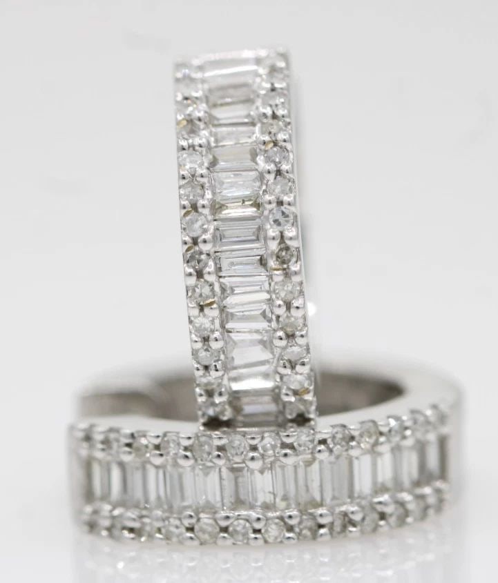 EFFY BH 14K WHITE GOLD 0.55 TCW BAGUETTE DIAMOND HUGGIE EARRINGS 0.50" (1 of 2)