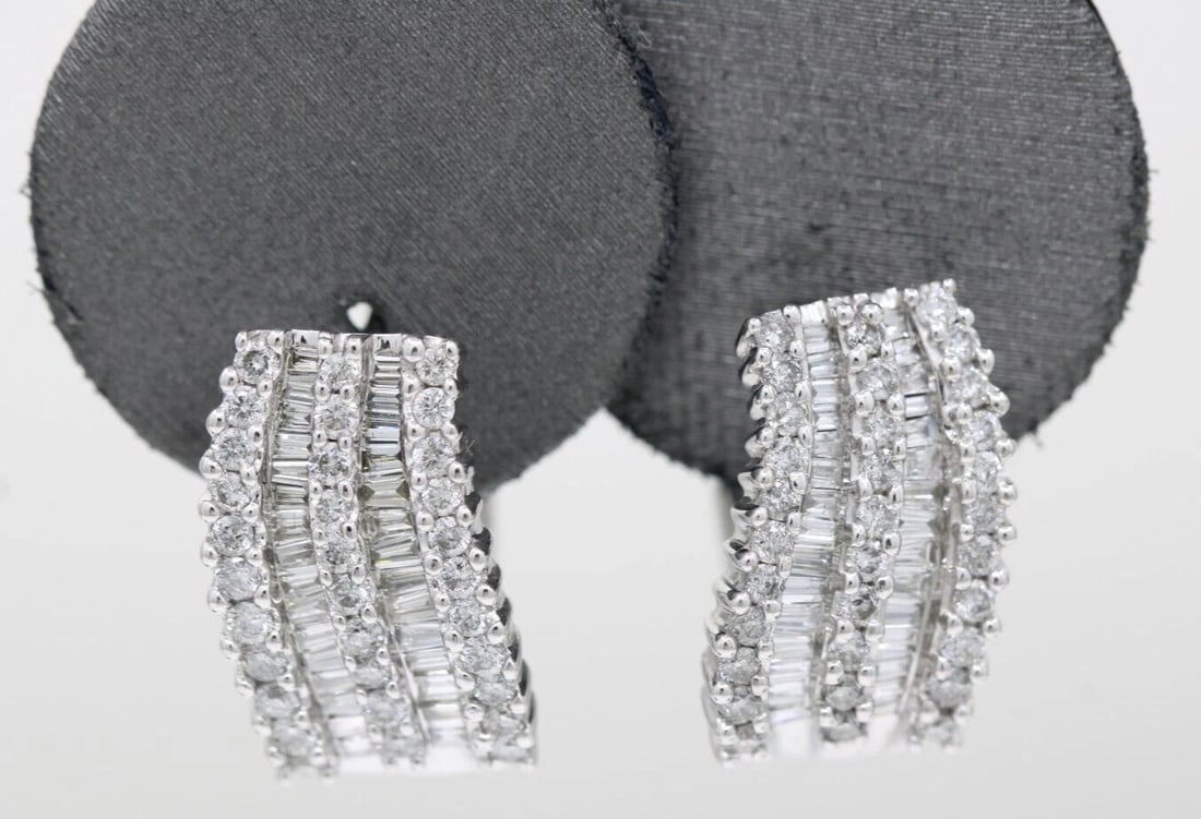 EFFY 14K WHITE GOLD 1.75 TCW NATURAL DIAMOND HUGGIE HOOP EARRINGS 0.75" ~ 8.4 G: EFFY 14K WHITE GOLD 1.75 TCW NATURAL DIAMOND HUGGIE HOOP EARRINGS 0.75" ~ 8.4 G EFFY 14K WHITE GOLD 1.75 TCW NATURAL DIAMOND HUGGIE HOOP EARRINGS 0.75" ~ 8.4 G Description Effy 14k White Gold 1.75 TCW