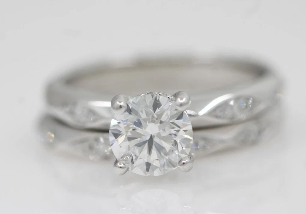 SHANE CO. 14K WHITE GOLD 1.25 TCW LAB GROWN DIAMOND BRIDAL SET SIZE 6: SHANE CO. 14K WHITE GOLD 1.25 TCW LAB GROWN DIAMOND BRIDAL SET SIZE 6 Description Shane Co. 14K White Gold 1.25 TCW Lab Grown Diamond Bridal Set Rings are in good condition. May show signs of wear and