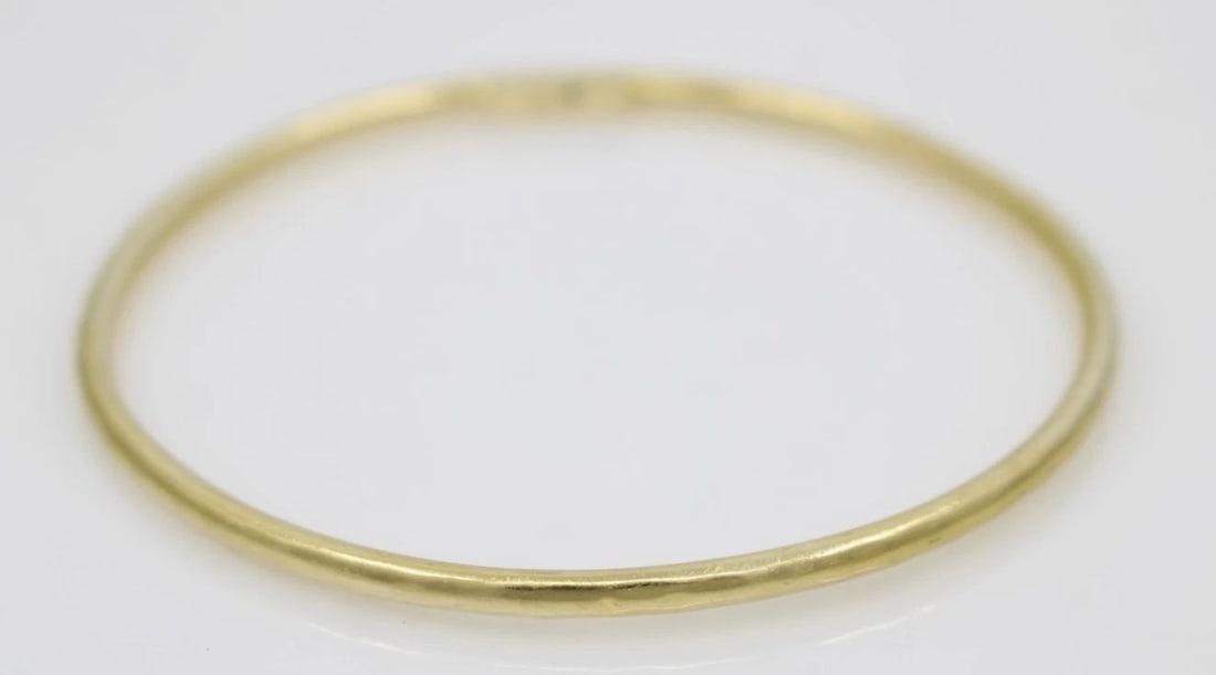 ROBERTO COIN 18K YELLOW GOLD 3MM MARTELLATO HAMMERED BANGLE BRACELET 8" - 6.2G: ROBERTO COIN 18K YELLOW GOLD 3MM MARTELLATO HAMMERED BANGLE BRACELET 8" - 6.2G Description Roberto Coin 18K Yellow Gold Martellato Hammered Bangle Bracelet Bracelet is in good condition. May show sign