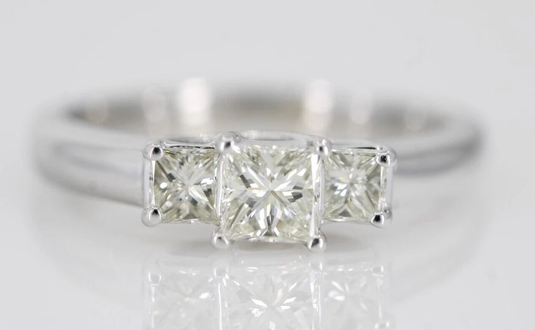 18K WHITE GOLD 1.10 TCW NATURAL DIAMOND THREE STONE PRICINESS RING SIZE 8.5: 18K WHITE GOLD 1.10 TCW NATURAL DIAMOND THREE STONE PRICINESS RING SIZE 8.5 18K WHITE GOLD 1.10 TCW NATURAL DIAMOND THREE STONE PRICINESS RING SIZE 8.5 Description 18K White Gold 1.10 TCW Natural Diam