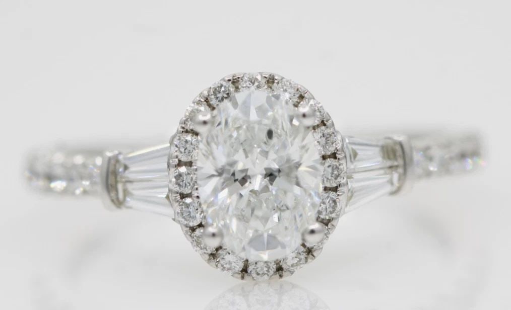 HELZBERG 14K WHITE GOLD 1.25 TCW LAB GROWN DIAMOND HALO ENGAGEMENT RING SIZE 6: HELZBERG 14K WHITE GOLD 1.25 TCW LAB GROWN DIAMOND HALO ENGAGEMENT RING SIZE 6 Description Helzberg 14K White Gold 1.25 TCW Lab Grown Diamond Halo Engagement Ring Ring is in good condition. May show s