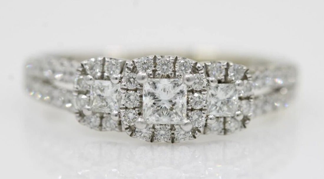 LEO 14K WHITE GOLD 1.04 TCW NATURAL PRINCESS DIAMOND ENGAGEMENT RING SIZE 8.5: LEO 14K WHITE GOLD 1.04 TCW NATURAL PRINCESS DIAMOND ENGAGEMENT RING SIZE 8.5 Description Leo 14K White Gold 1.04 TCW Natural Princess Diamond Engagement Ring The ring is in good condition. May show s