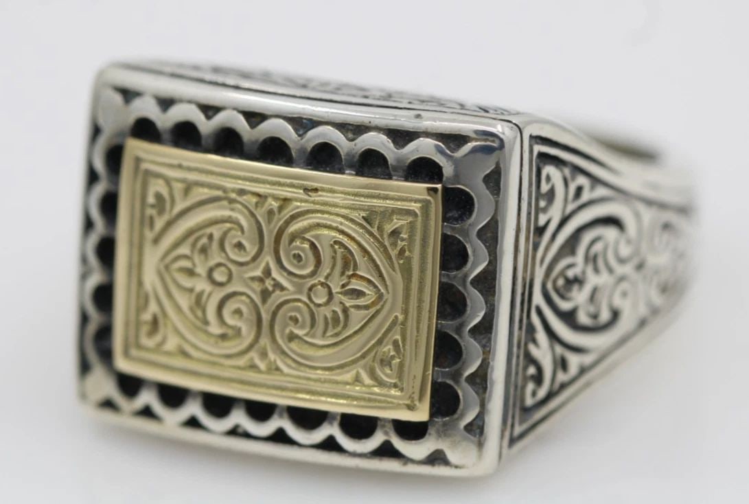 KONSTANTINO STERLING SILVER & 18K YELLOW GOLD MEN'S RING SIZE 9.5: KONSTANTINO STERLING SILVER & 18K YELLOW GOLD MEN'S RING SIZE 9.5 Description Konstantino Sterling Silver & 18K Yellow Gold Men's Ring Ring is in good condition. May show signs of wear and/or tear. Ap