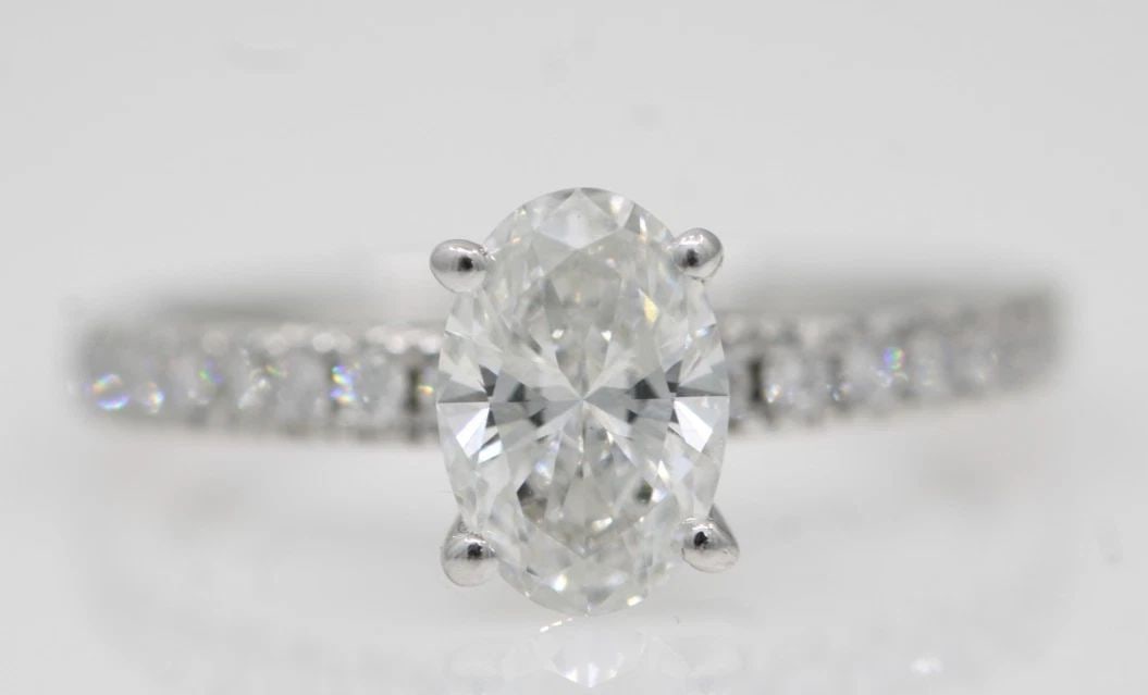 14K WHITE GOLD IGI 1.33CT LAB GROWN DIAMOND OVAL BRILLIANT ENGAGEMENT RING: 14K WHITE GOLD IGI 1.33CT LAB GROWN DIAMOND OVAL BRILLIANT ENGAGEMENT RING Description 14K White Gold IGI 1.33ct Lab Grown Diamond Oval Brilliant Engagement Ring Ring is in good condition. May show si