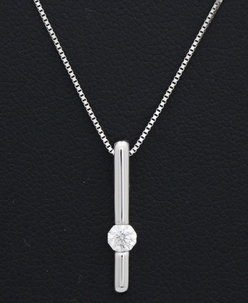 18K WHITE GOLD 0.17CT NATURAL DIAMOND BAR 0.75" PENDANT W/ 18" NECKLACE: 18K WHITE GOLD 0.17CT NATURAL DIAMOND BAR 0.75" PENDANT W/ 18" NECKLACE Description 18K White Gold 0.17ct Natural Diamond Bar 0.75" Pendant w/ 18" Necklace Pendant/necklace is in good condition. May s