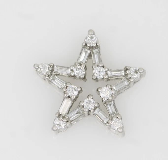 SONIA B. BITTON 14K WHITE GOLD NATURAL DIAMOND STAR SHAPE PENDANT: SONIA B. BITTON 14K WHITE GOLD NATURAL DIAMOND STAR SHAPE PENDANT Description Sonia B. Bitton 14K White Gold Natural Diamond Star Shape Pendant Pendant is in good condition. May show signs of wear and