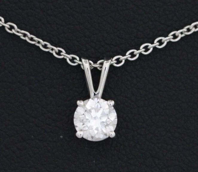 14K WHITE GOLD IGI 0.35 CT LAB GROWN DIAMOND PENDANT & NECKLACE 18" ~ 2.1GR: 14K WHITE GOLD IGI 0.35 CT LAB GROWN DIAMOND PENDANT & NECKLACE 18" ~ 2.1GR Description 14K White Gold IGI 0.35ct Lab Grown Diamond Pendant & Necklace Pendant/necklace is in good condition. May show s