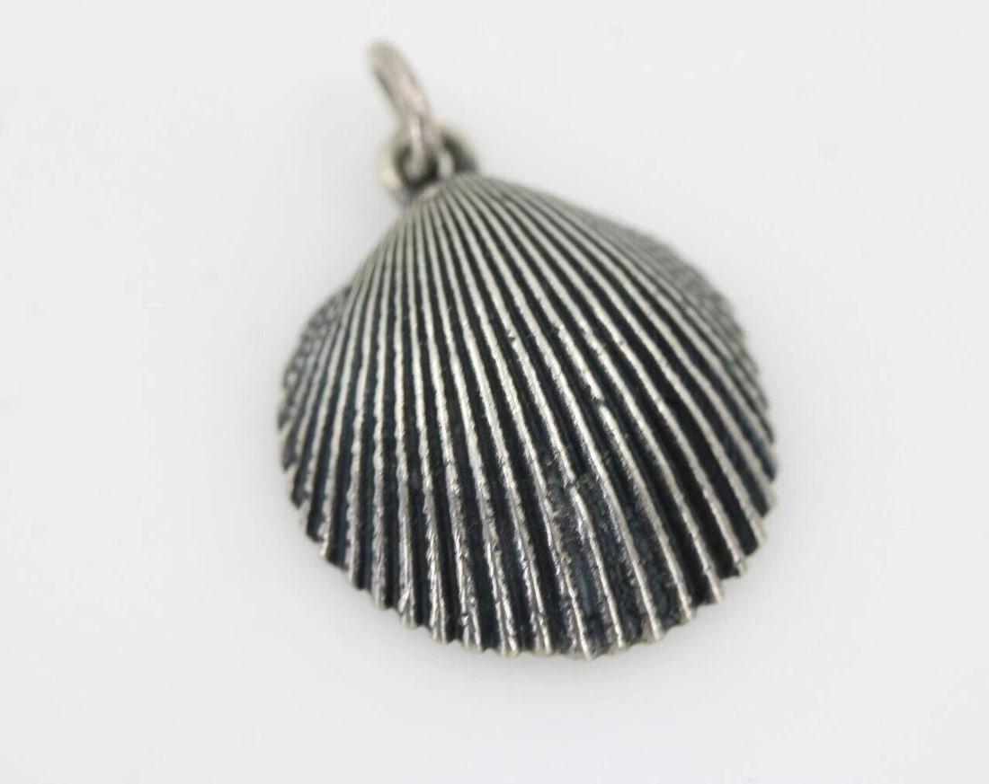 RETIRED VINTAGE JAMES AVERY SEA SHELL CLAM 1" CHARM PENDANT ~ 3.6 GRAMS (1 of 2)