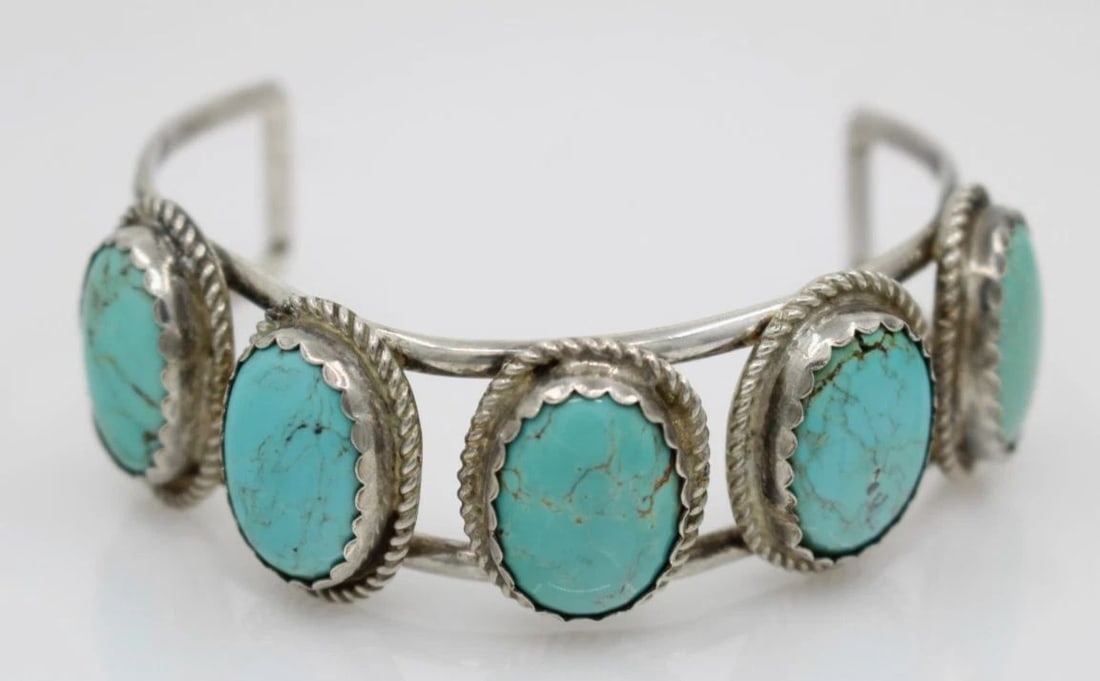 JC STERLING SILVER TURQUOISE STONES CUFF BRACELET 7" - 31.2 GRAMS: JC STERLING SILVER TURQUOISE STONES CUFF BRACELET 7" - 31.2 GRAMS Description JC Sterling Silver Turquoise Stones Cuff Bracelet Bracelet is in good condition. May show signs of wear and/or tear. Appro
