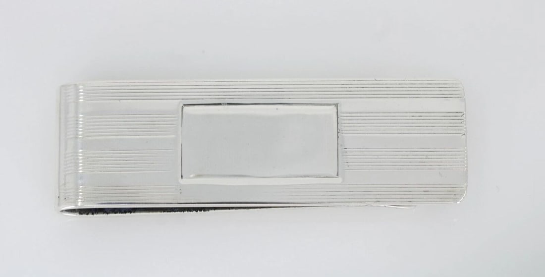 TIFFANY & CO CLASSIC VINTAGE MONEY CLIP IN STERLING SILVER ENGRAVABLE 19.5GR: TIFFANY & CO CLASSIC VINTAGE MONEY CLIP IN STERLING SILVER ENGRAVABLE 19.5GR Description Tiffany & Co Classic Vintage Money Clip in Sterling Silver Engravable Item is in great condition. May show sign