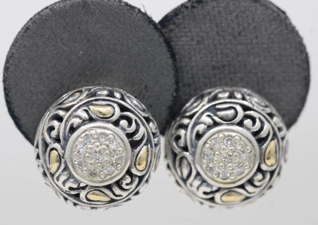 DAVID SCHOR DS STERLING SILVER & 18K YELLOW GOLD DIAMOND STUD OMEGA EARRINGS: DAVID SCHOR DS STERLING SILVER & 18K YELLOW GOLD DIAMOND STUD OMEGA EARRINGS Description David Schor DS Sterling Silver & 18K Yellow Gold Diamond Stud Omega Earrings Earrings are in good condition. Ma