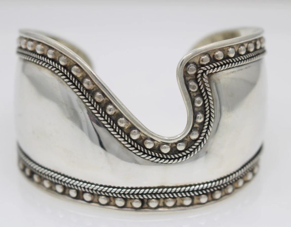 VINTAGE DEII STERLING SILVER MODERNIST WAVE CUFF BRACELET 7" - 30.1 GRAMS: VINTAGE DEII STERLING SILVER MODERNIST WAVE CUFF BRACELET 7" - 30.1 GRAMS Description Vintage DEII Sterling Silver Modernist Wave Cuff Bracelet Bracelet is in good condition. May show signs of wear an