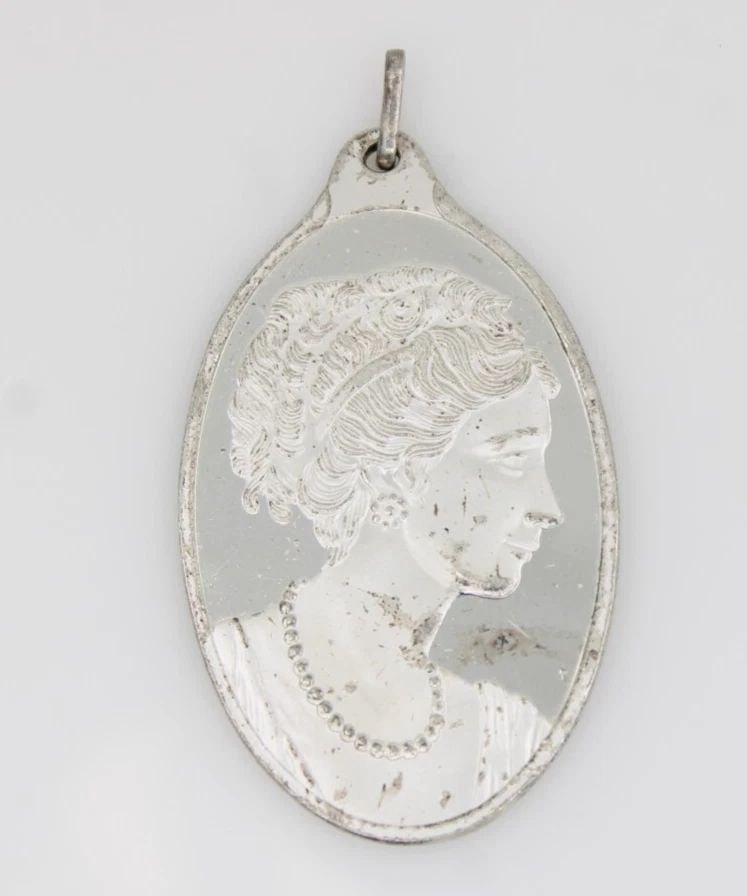 RARE PAMP SUISSE 1/2 OZ .999 FINE SILVER LADY FORTUNA CAMEO BAR PENDANT - 15.7 G: RARE PAMP SUISSE 1/2 OZ .999 FINE SILVER LADY FORTUNA CAMEO BAR PENDANT - 15.7 G RARE PAMP SUISSE 1/2 OZ .999 FINE SILVER LADY FORTUNA CAMEO BAR PENDANT - 15.7 G Description Rare PAMP SUISSE 1/2 oz .9